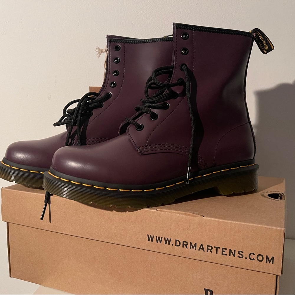 NEW IN BOX- Dr Martens 1460 Smooth Leather Boots